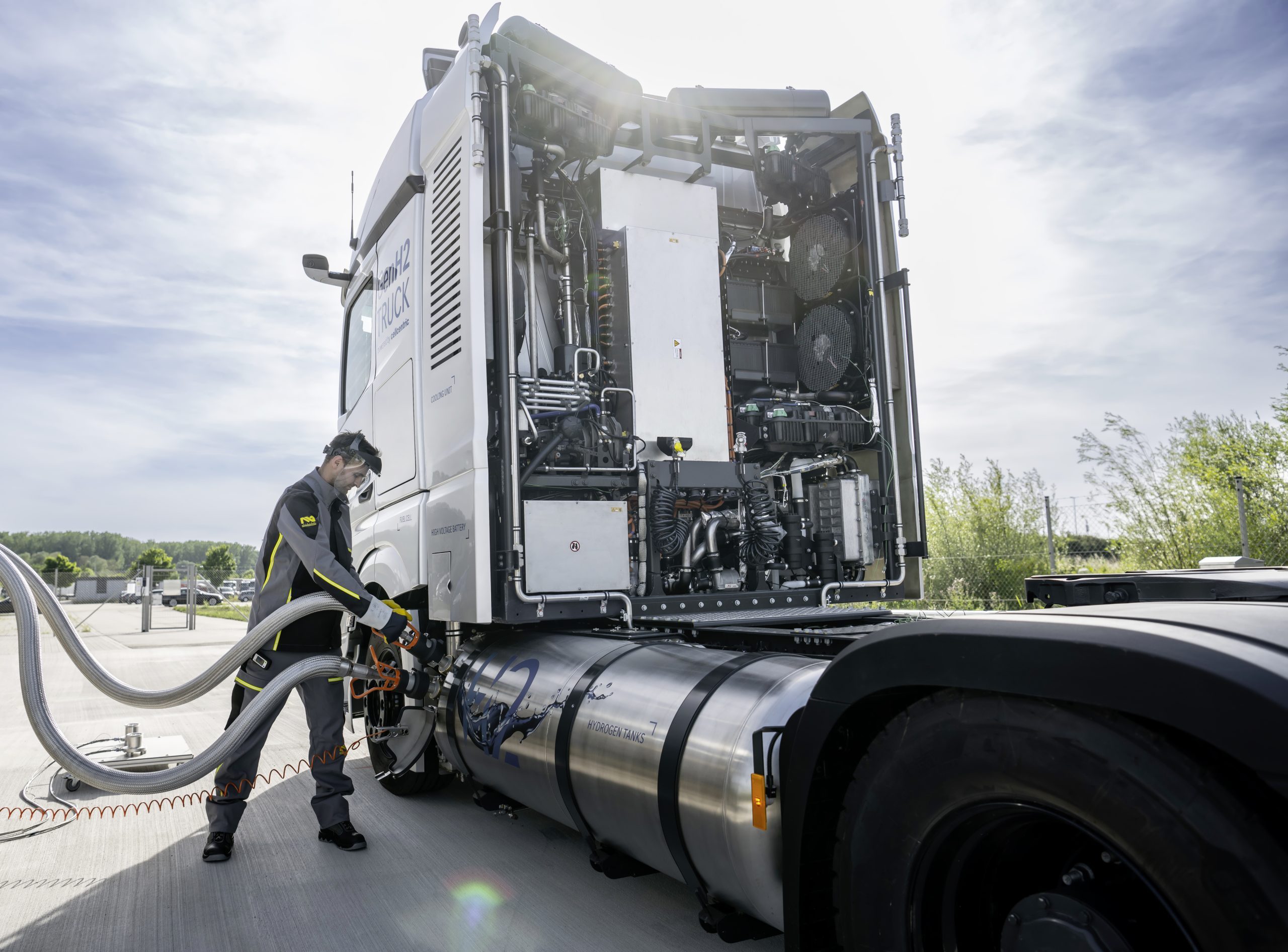 Daimler Truck tests fuelcell truck with liquid hydrogen NZ Trucking